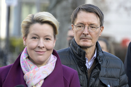 Pressestatement vor der Charité in Berlin