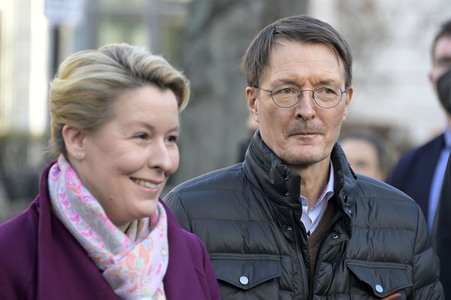 Pressestatement vor der Charité in Berlin