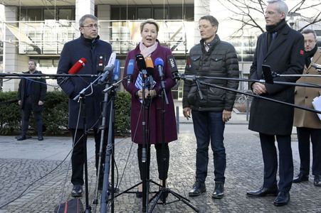 Pressestatement vor der Charité in Berlin