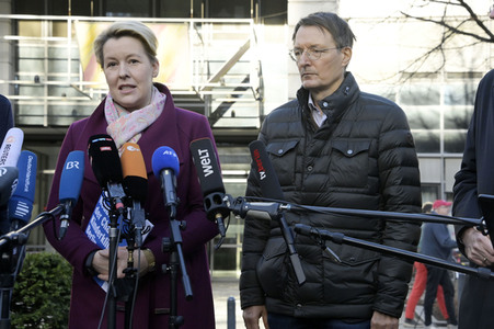 Pressestatement vor der Charité in Berlin