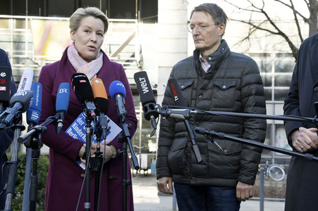 Pressestatement vor der Charité in Berlin