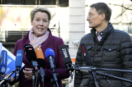 Pressestatement vor der Charité in Berlin