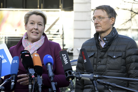Pressestatement vor der Charité in Berlin