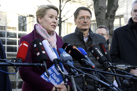 Pressestatement vor der Charité in Berlin