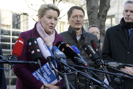 Pressestatement vor der Charité in Berlin