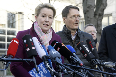 Pressestatement vor der Charité in Berlin