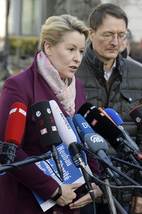 Pressestatement vor der Charité in Berlin