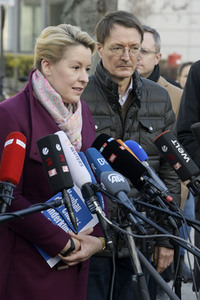 Pressestatement vor der Charité in Berlin