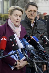 Pressestatement vor der Charité in Berlin