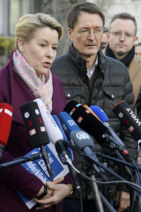 Pressestatement vor der Charité in Berlin