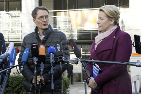 Pressestatement vor der Charité in Berlin