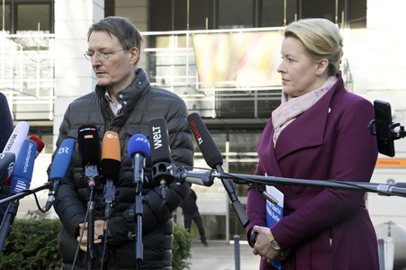 Pressestatement vor der Charité in Berlin