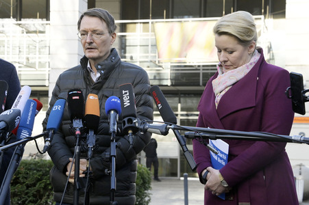 Pressestatement vor der Charité in Berlin