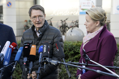 Pressestatement vor der Charité in Berlin