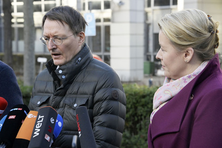 Pressestatement vor der Charité in Berlin
