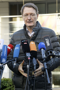 Pressestatement vor der Charité in Berlin