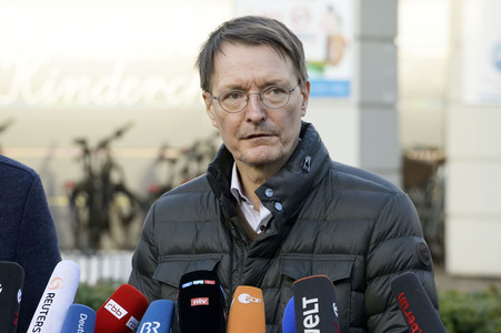 Pressestatement vor der Charité in Berlin