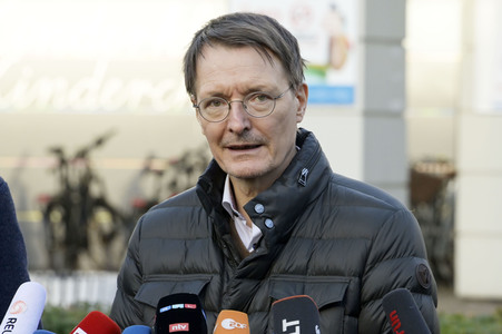 Pressestatement vor der Charité in Berlin