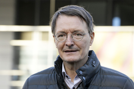 Pressestatement vor der Charité in Berlin