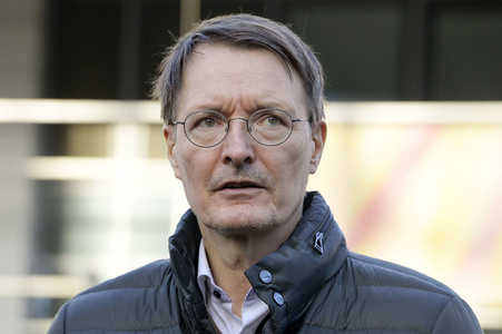 Pressestatement vor der Charité in Berlin