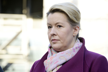 Pressestatement vor der Charité in Berlin