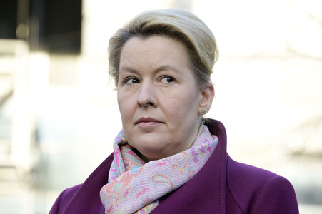 Pressestatement vor der Charité in Berlin