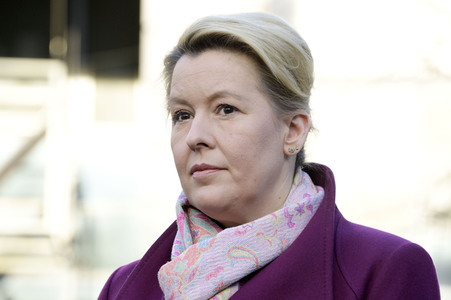 Pressestatement vor der Charité in Berlin