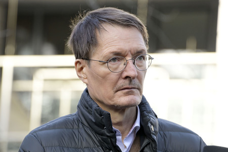Pressestatement vor der Charité in Berlin