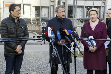 Pressestatement vor der Charité in Berlin