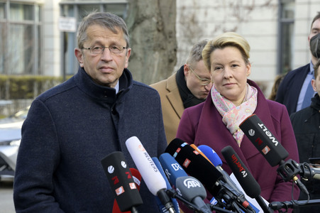 Pressestatement vor der Charité in Berlin