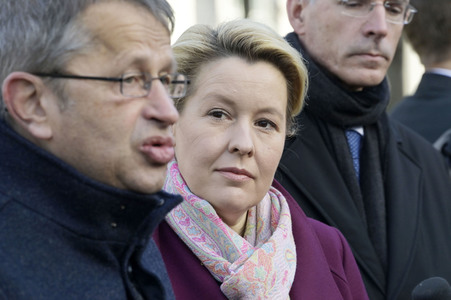 Pressestatement vor der Charité in Berlin
