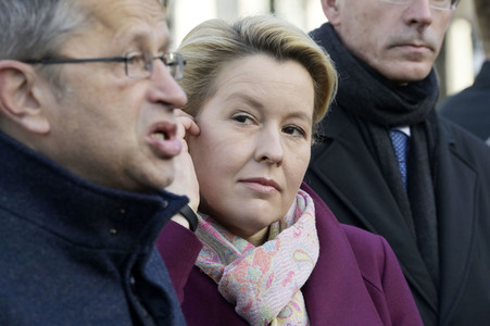 Pressestatement vor der Charité in Berlin