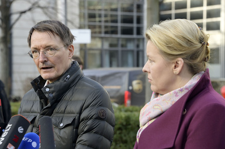 Pressestatement vor der Charité in Berlin