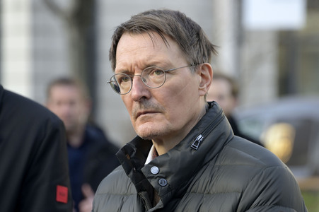 Pressestatement vor der Charité in Berlin