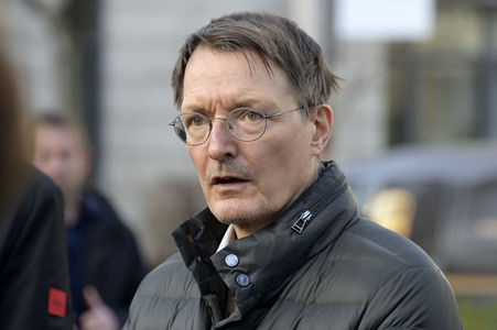 Pressestatement vor der Charité in Berlin