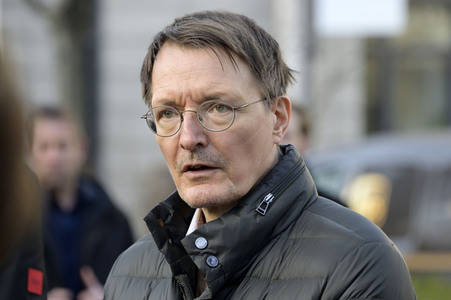 Pressestatement vor der Charité in Berlin