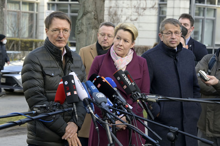 Pressestatement vor der Charité in Berlin