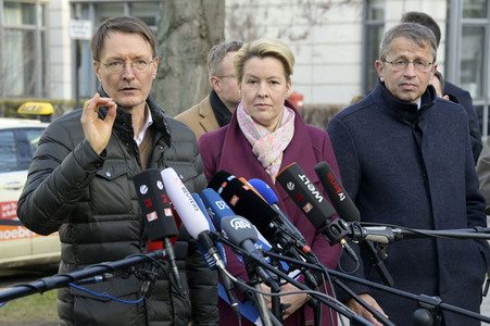 Pressestatement vor der Charité in Berlin