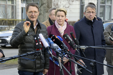Pressestatement vor der Charité in Berlin