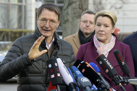Pressestatement vor der Charité in Berlin