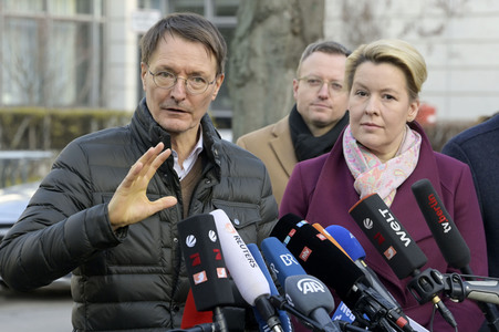 Pressestatement vor der Charité in Berlin