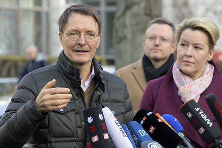 Pressestatement vor der Charité in Berlin