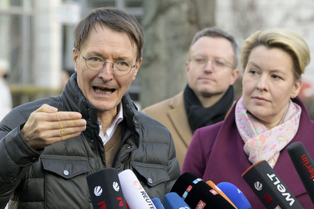 Pressestatement vor der Charité in Berlin