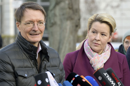 Pressestatement vor der Charité in Berlin
