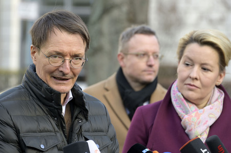 Pressestatement vor der Charité in Berlin