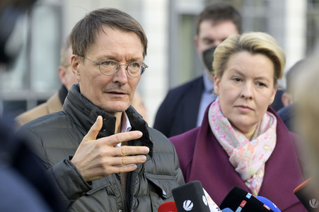 Pressestatement vor der Charité in Berlin