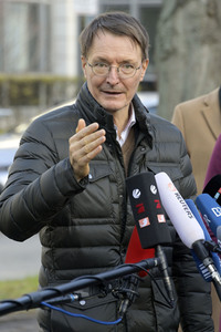 Pressestatement vor der Charité in Berlin