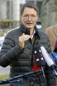 Pressestatement vor der Charité in Berlin