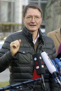 Pressestatement vor der Charité in Berlin