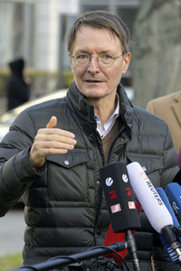 Pressestatement vor der Charité in Berlin